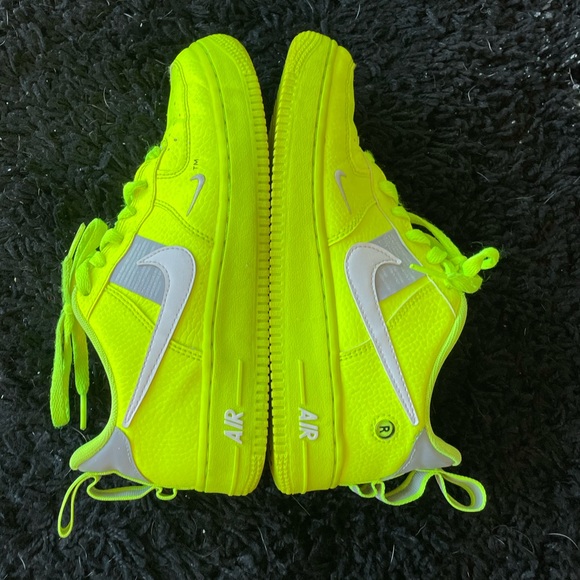NIKE Air Force 1 Low LV8 Utility GS 'Volt' - Picture 10 of 14
